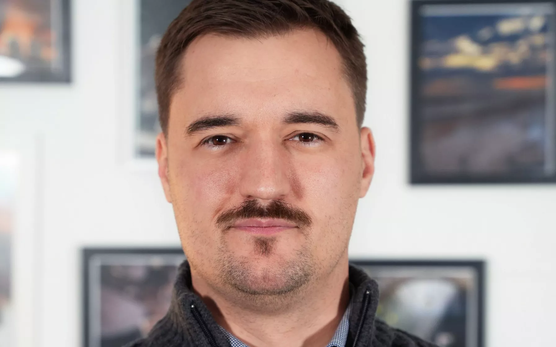 Coloured picture of founder of 7Dots, Paul Laroy looking into the camera.